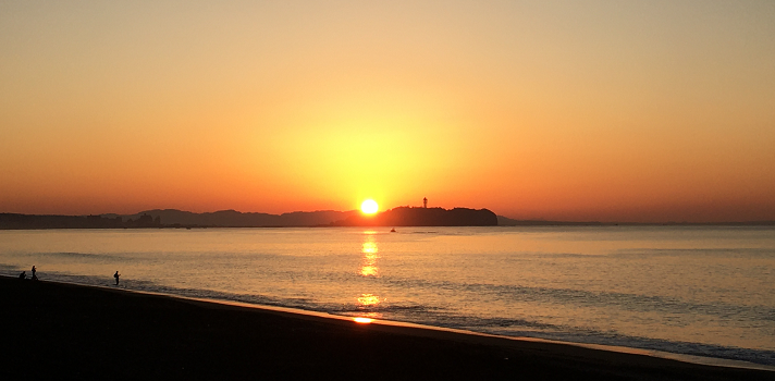 江の島の朝日